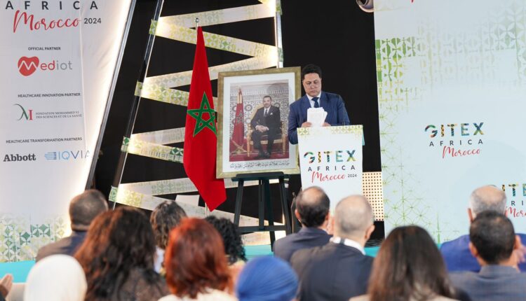 على للتحول الرقمي أهمية في تحسين الأنظمة الصحية وتحقيق العدالة والاستدامة في تقديم الخدمات الصحية، وهو مفتاح تحقيق السيادة الصحية في القارة الافريقية، هذا ما أكده وزير الصحة والحماية الاجتماعية، خالد آيت طالب في كلمته التي تلاها نيابة عنه عبد الوهاب بلمدني، مدير مديرية التخطيط والموارد المالية بوزارة الصحة والحماية الاجتماعية، يوم الخميس 30 ماي 2024، خلال ندوة حول “الصحة العالمية المستقبلية” ضمن فعاليات قمة “جيتكس إفريقيا”، المنظم تحت الرعاية الملكية لصاحب الجلالة الملك محمد السادس، نصره الله، أن الذكاء الاصطناعي أصبح أداة أساسية لتحليل البيانات، مما يسهم في تحسين الوقاية والتشخيص والعلاج وإدارة الخدمات الصحية. وقال خالد آيت طالب: “إن الذكاء الاصطناعي يوفر اليوم أدوات تحليلية هامة لتحسين الوقاية والتشخيص والعلاج وإدارة الخدمات الصحية، ويساهم في تحسين كفاءة الموارد الصحية وتقليل أوقات انتظار المرضى”، مشددا على أنه يجب أن يُنظر إلى الذكاء الاصطناعي كأداة داعمة لمهنيي الصحة وليس كبديل عنهم، حيث تظل القرارات النهائية من مسؤولية الأطباء لضمان الحفاظ على الطابع الإنساني والشخصي للطب. كما تطرق الوزير إلى التزام المملكة المغربية، بالتوجيهات الملكية السامية لصاحب الجلالة الملك محمد السادس، نصره الله الرامية إلى إعادة تأهيل المنظومة الصحية من خلال مشروع ملكي طموح يشمل تطوير نظام معلومات صحي متكامل يعتمد على الملف الطبي الإلكتروني للمريض، مؤكدا أن هذا المشروع سيساهم في تحسين إدارة الموارد الصحية وعمليات اتخاذ القرار. وتحدث الوزير عن دينامية الشراكات بين القطاعين العام والخاص في المغرب، مشيرا إلى أن هذه الشراكات قادرة على جمع الموارد والخبرات لتمويل التكنولوجيا الطبية الجديدة وتعزيز استخدامها، بهدف تحقيق الوصول العادل إلى الخدمات الصحية ذات الجودة. ووجه وزير الصحة والحماية الاجتماعية دعوة للقارة الإفريقية للانخراط الكامل في دينامية التحول التكنولوجي والتقدم الرقمي، مشددا على ضرورة إنشاء شراكات مبتكرة لتحقيق الريادة العالمية في الابتكار، مؤكدا أن ندوة “الصحة العالمية المستقبلية” تمثل منصة حيوية لتبادل الأفكار ومناقشة سبل تعزيز هذه الشراكات وضمان تقدم القارة نحو مستقبل رقمي مزدهر.