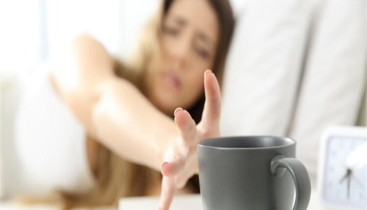 بالطبع، سأضيف المزيد من الحالات والأسباب التي تجعل من الأفضل تجنب شرب القهوة في بعض الأوقات: **7. عند ممارسة التمارين الرياضية:** بينما قد يعتقد البعض أن شرب القهوة قبل التمرين يمكن أن يزيد من الطاقة والأداء، إلا أن الكافيين يمكن أن يسبب جفاف الجسم. القهوة مدرة للبول، مما يعني أنها قد تزيد من الحاجة للتبول وبالتالي فقدان السوائل. من الأفضل شرب الماء أو مشروبات الطاقة المخصصة للرياضيين. **8. إذا كنت تعاني من اضطرابات في الجهاز الهضمي:** الأشخاص الذين يعانون من متلازمة القولون العصبي (IBS) أو القرحة أو التهاب المعدة قد يجدون أن القهوة تزيد من أعراضهم. الكافيين يمكن أن يسبب تهيج الأمعاء ويزيد من الانزعاج. **9. في حالة الشعور بالتعب المزمن:** على الرغم من أن القهوة يمكن أن تعطي دفعة مؤقتة من النشاط، إلا أن الاعتماد المفرط عليها يمكن أن يؤدي إلى دورة من التعب المزمن. بعد فترة قصيرة من النشاط، يمكن أن يتبعها انهيار في الطاقة، مما يجعل الشخص يشعر بمزيد من التعب. **10. عند محاولة الإقلاع عن التدخين:** الكافيين يمكن أن يزيد من الرغبة في التدخين لدى الأشخاص الذين يحاولون الإقلاع عن التدخين. بالنسبة للبعض، قد يكون من الأفضل تقليل تناول القهوة خلال هذه الفترة الحرجة. **11. إذا كنت تعاني من اضطرابات النوم:** بعض الأشخاص أكثر حساسية للكافيين من غيرهم. إذا كنت تعاني من صعوبة في النوم أو النوم المتقطع، حتى الكميات الصغيرة من القهوة يمكن أن تكون مسبباً لذلك. في هذه الحالات، قد يكون من المفيد تجربة التقليل من القهوة أو استبدالها بمشروبات خالية من الكافيين. **12. إذا كنت تحاول تحسين صحة أسنانك:** القهوة تحتوي على الأحماض التي يمكن أن تؤدي إلى تآكل مينا الأسنان وتسبب تصبغات. إذا كنت تحاول الحفاظ على صحة أسنانك أو تبييضها، قد يكون من المفيد تقليل كمية القهوة التي تتناولها. **13. إذا كنت تتبع نظامًا غذائيًا محددًا:** بعض الأنظمة الغذائية تتطلب تجنب الكافيين تمامًا لأسباب مختلفة. على سبيل المثال، الأنظمة الغذائية التي تركز على صحة الأمعاء قد تقترح تقليل القهوة بسبب تأثيرها المحتمل على التوازن البكتيري في الجهاز الهضمي. **14. في حالات الصداع أو الصداع النصفي:** بالنسبة لبعض الأشخاص، الكافيين يمكن أن يكون محفزًا للصداع أو الصداع النصفي. تقليل تناول القهوة أو تجنبها قد يساعد في تقليل تكرار وشدة هذه الصداع. من خلال مراعاة هذه النصائح والإرشادات، يمكن للفرد تجنب الآثار السلبية للقهوة والاستفادة القصوى من فوائدها. من المهم أن تستمع لجسمك وتستشير الأطباء عند الضرورة لضمان أن استهلاكك للقهوة يتماشى مع صحتك واحتياجاتك الشخصية.