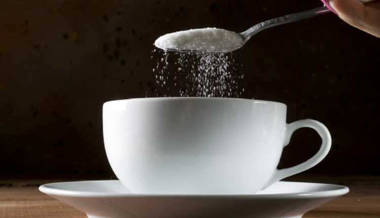 الشاي مع السكر: عادة يومية بين المتعة والمخاطر الخفية